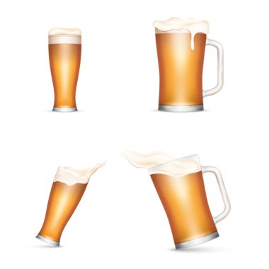 Gerçekçi bira bardakları ve açık sarı biralı bardaklar ve izole edilmiş beyaz köpük. Oktoberfest ya da bar tasarımı için 3 boyutlu bira bardağı. Şeffaf cam bardakta altın bira. Vektör illüstrasyonu