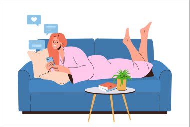 Genç, mutlu kadın karakter cep telefonuyla mesaj yazarken dinlenme yeri ev vektör illüstrasyonunda kanepede yatıyor. Sosyal medya uygulamasında kablosuz internet bağlantısı üzerinden genç kadın sohbeti