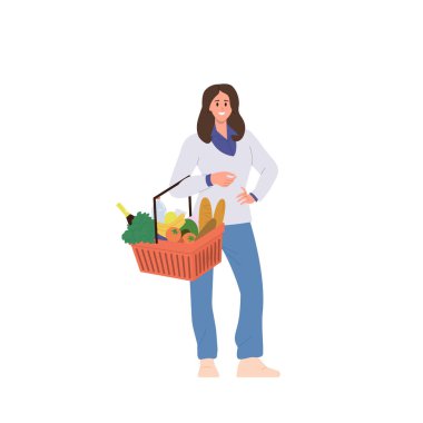 Gülümseyen genç kadın karakter, beyaz arka planda farklı besin maddeleri taşıyan alışveriş sepeti taşıyor. Mutlu hafta sonu alışverişleri, süpermarket alışverişi eğlence konsepti