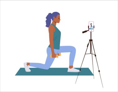 Kadın fitness eğitmeni çizgi film karakteri blog kayıt vektör illüstrasyonu için video yayınlıyor. Kadın spor koçu blogcu, beyaz arka planda izole halterlerle çömelme egzersizi yapıyor