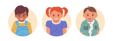 Yuvarlak, mutlu gülümseyen anaokulu çocuk çizgi film karakterleriyle izole edilmiş bir portre. İlkokul çağındaki çocuklar, küçük öğrenciler, anaokulu ziyaretçileri vektör illüstrasyonları. Çocukluk kavramı