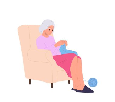 Emekli, mutlu, yaşlı kadın çizgi film karakteri örgü örüyor ve beyaz arka planda izole bir şekilde koltukta oturuyor. Kıdemli bayan eve favori hobi aktivite vektör illüstrasyonuyla zaman gönderiyor