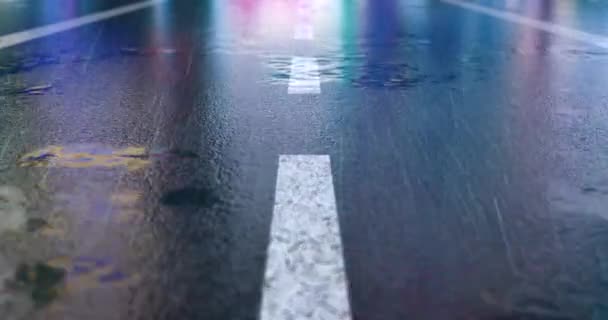 夜雨中的公路 摄像机沿着湿湿的道路移动 反射出夜市的风貌 无缝圈 低角度视图 — 图库视频影像