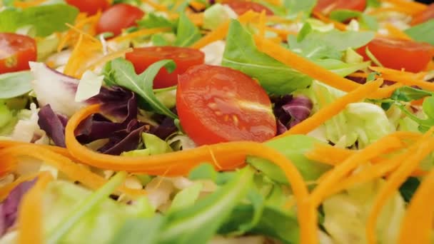 Σαλάτα Φρέσκα Λαχανικά Ανακατεμένη Ρόκα Ντοματίνια Μοβ Μαρούλι Σπανάκι Φρίσι — Αρχείο Βίντεο