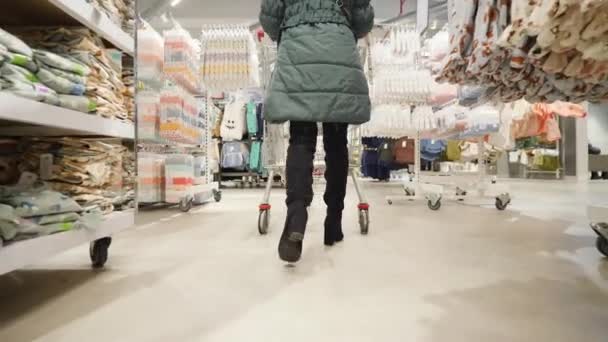 买东西女人坐着购物车穿过购物中心 — 图库视频影像
