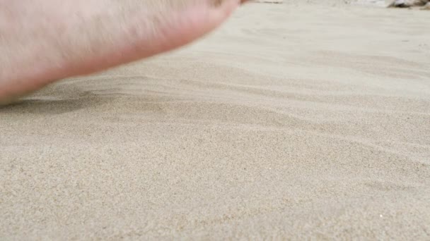 Der Nackte Fuß Eines Mannes Geht Auf Heißem Sand Tiefer — Stockvideo