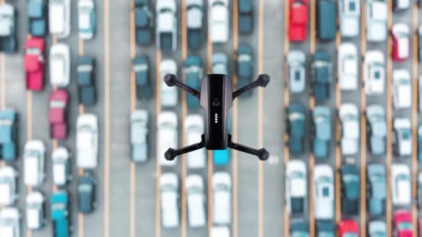 クアッドコプターは車の上を飛ぶ 無人機を車で高速道路を飛んでいる シームレスなループ — ストック動画
