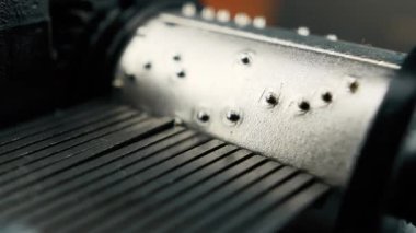 Müzik kutusunun içindeki mekanizma. Müzik kutusunun dönen silindiri yakın planda