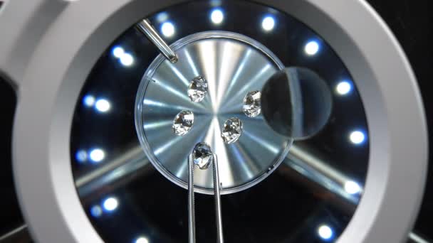 Діаманти Під Мікроскопом Ювелір Дивиться Самоцвіт Через Збільшуюче Скло — стокове відео