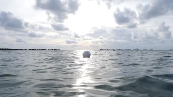 Σημαδούρα Επιπλέει Στην Επιφάνεια Της Θάλασσας Λευκή Πλωτή Σημαδούρα Στο — Αρχείο Βίντεο