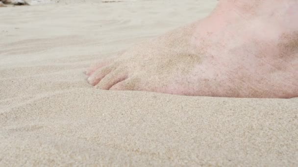 没有鞋子的人走在炽热的沙滩上 一个男人在海滩上的脚 低角度视图 — 图库视频影像