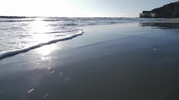 Κύμα Τρέχει Αμμώδη Παραλία Κάμερα Κινείται Κατά Μήκος Της Ακτής — Αρχείο Βίντεο