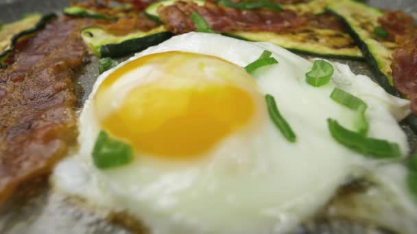 Egg Bacon Rashers Zucchini Herbs Close Footage Focus Transition — Stock Video