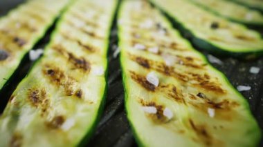 Tavada ızgara kabak. Barbekü ızgarasında kabak dilimleri. Aşırı yakın çekim.