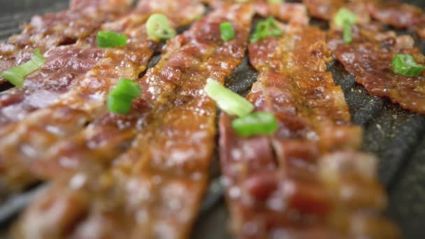 Bacon Rashers Grill Skivor Krispig Varm Bacon Närbild Med Fokuserad — Stockvideo