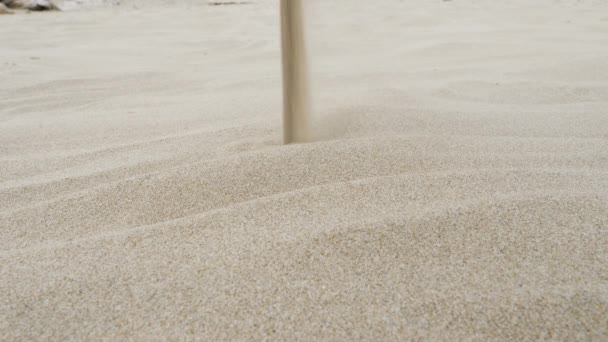 砂の流れが落ちる 白い砂が浜に山を作っている — ストック動画