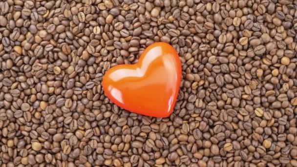 Geröstete Kaffeebohnen Mit Roter Herzform Konzept Für Kaffeeliebhaber — Stockvideo