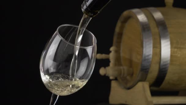 Vino Blanco Derramado Botella Vino Sobre Fondo Negro Con Barrica — Vídeo de stock