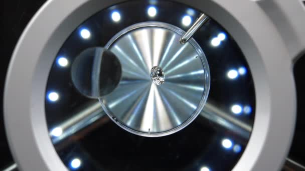 Diamante Microscopio Gioielliere Guardando Una Gemma Attraverso Una Lente Ingrandimento — Video Stock