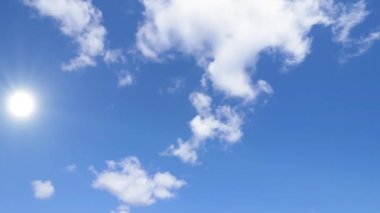 Gün ortası güneşi ve bulutlar mavi bir gökyüzünde hareket ediyor. Gündüzleri kusursuz döngü zamanlaması