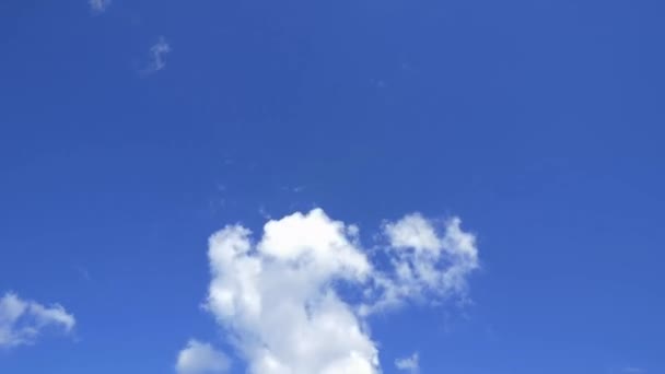 Bulut Mavi Gökyüzünde Hızlı Hareket Eden Bulutlar Zaman Kavramı — Stok video