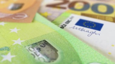 Avrupa banknotları, yakın çekim. Yeni Avro faturaları, doli sürgülü çekim