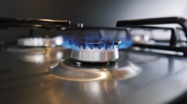 Gaz ocağı. Kusursuz döngü. Mutfak gaz ocağında doğal gaz yanıyor..