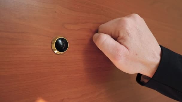 木製のドアをノックする 入る許可を求める男 — ストック動画