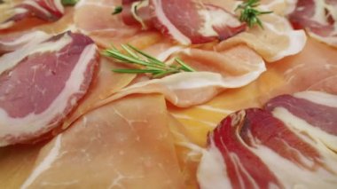 Baharatlı ve kurutulmuş jambon. İspanyol Jamonu dilimleri. Prosciutto crudo, Parma ham.
