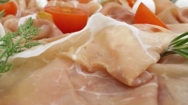 Prosciutto Crudo Fette Prosciutto Crudo Con Mozzarella Pomodori Vista Angolo — Video Stock