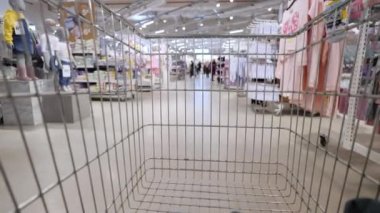 Mağazada alışveriş arabası. POV görünümü