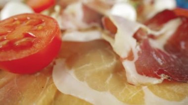 Pişmiş jambon. Baharatlı, kurutulmuş et. Domuz jambonu, pancetta, opppa, prosciutto crudo