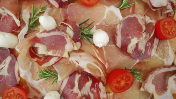 Kawałki Surowej Szynki Widok Góry Włoskie Mięso Wieprzowe Peklowane Mozzarellą — Wideo stockowe