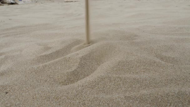 白い砂がビーチに山を形成する — ストック動画