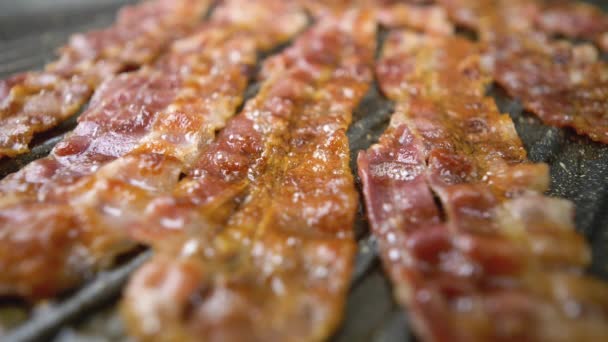 Remsor Bacon Fräsning Grillen Plattan Fokus Övergång Närbild — Stockvideo