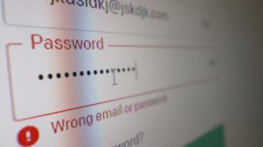 Hata formlu giriş sayfası. Bilgisayar ekranında hatalı parola ya da e- posta