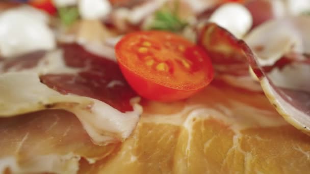 Rauwe Ham Snijd Gedroogde Ham Met Rozemarijn Mozzarella Tomaten Gedroogde — Stockvideo