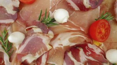 Baharatlı ve kurutulmuş jambon. Domuz eti dilimleri, jambon, jambon..