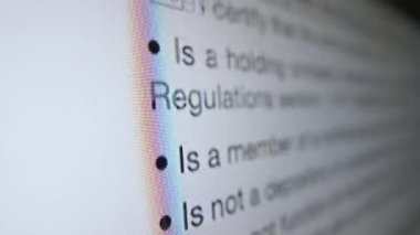 W-8BEN-E vergi formu. Monitördeki belgenin dijital sürümü yakın planda kayıyor