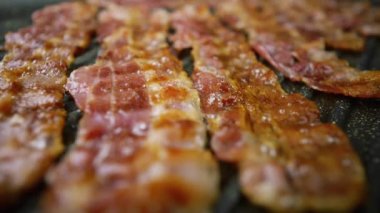 Kızarmış domuz pastırması. Kahvaltı hazırlığı, yakın çekim.