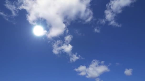 Сонце Хмари Яскраве Полудневе Сонце Блакитному Небі Рухомими Хмарами Безшовна — стокове відео
