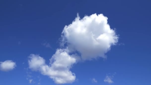 蓝天上的云彩 在快速滑过天空的同时 正在移动的阴云密布的变化形状 时间间隔 — 图库视频影像