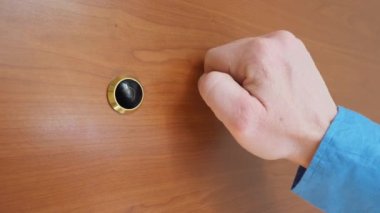 Yabancı biri kapıyı çalar da. Mavi gömlekli bir adam kapıyı açmak istiyor.
