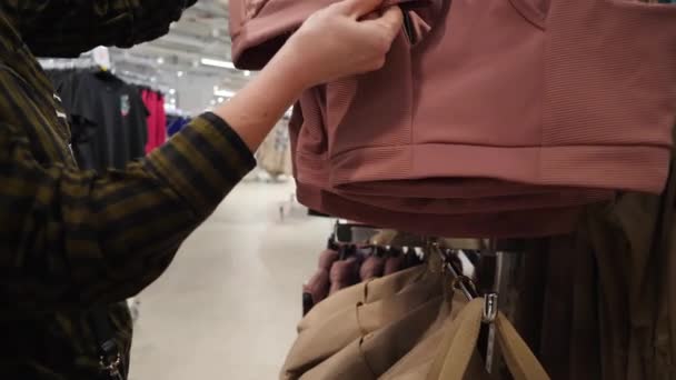 Mladá Žena Vybere Správnou Velikost Oblečení — Stock video