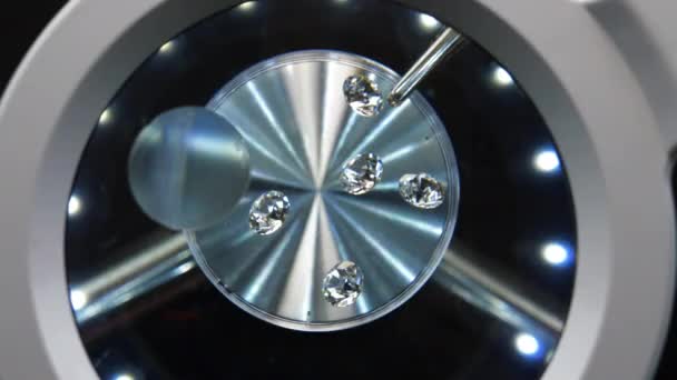 Diamant Onder Microscoop Juwelier Kijkt Naar Een Juweel Door Een — Stockvideo