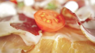 Çiğ domuz jambonu. Domuz pastırması dilimleri, Prosciutto Toscano. Görüntüyü kapat
