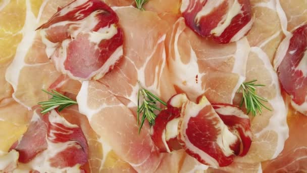 Roterende Plakken Rauwe Ham Prosciutto Crudo Rauwe Ham Uitzicht Vanaf — Stockvideo