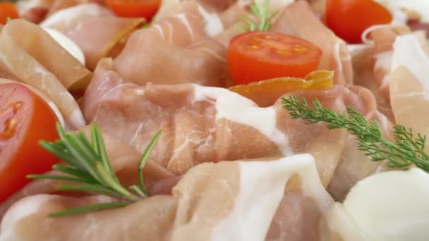 Ωμό Ζαμπόν Αποξηραμένο Κρέας Καρυκεύματα Από Κοντά Prosciutto Crudo Ντομάτες — Αρχείο Βίντεο
