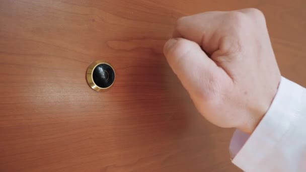 ハウスクールの医者 玄関のドアをノックする男性の手 — ストック動画