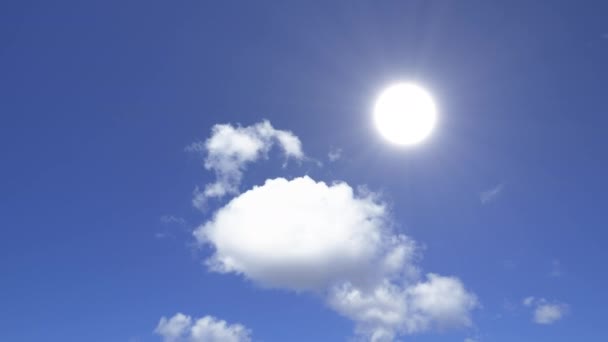 Mavi Gökyüzünde Güneş Hareket Eden Bulutlar — Stok video